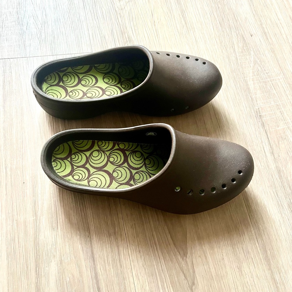 NWOT Crocs Frances Tully Women’s Clogs Size 9M Espresso Parrot Green - Picture 3 of 6